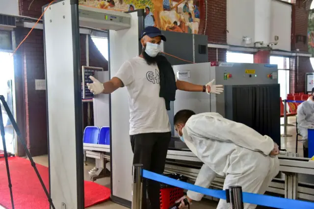 বিমানবন্দরে যাত্রী তল্লাশির দৃশ্য (ফাইল ফটো)