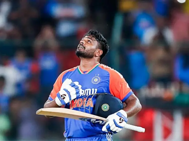 હૈદરાબાદમાં શનિવારે રમાયેલી ટી-20 મૅચમાં સંજૂ સેમસને 40 બૉલમાં સદી ફટકારી