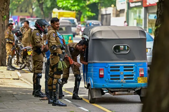 ආරක්ෂක රාජකාරියේ යෙදී සිටින පොලිස් නිලධාරීන් පිරිසක්