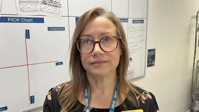 Tracy Stocker, directora de operaciones del Medway Maritime Hospital, de pie frente a una pizarra en la oficina virtual de la sala.