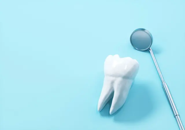 ब्रश करताना थोडं रक्त? सूज? दुर्गंधी? ही 'किरकोळ' लक्षणं गंभीर आजारांची सुरुवात असू शकतात