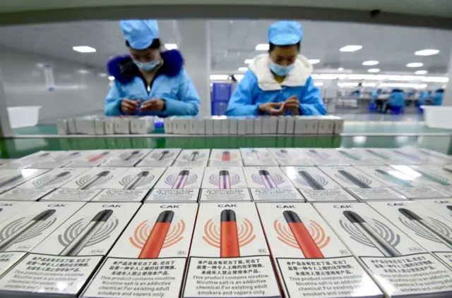 在中國河北省邯鄲市的一家電子科技公司，工人們正在電子煙生產線上工作。