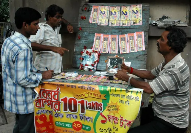 कोलकाता में लॉटरी की एक दुकान