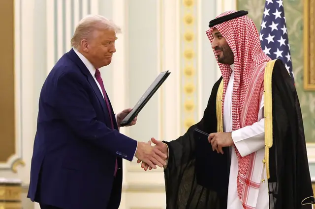 شارك الرئيس الأمريكي دونالد ترامب وولي العهد السعودي محمد بن سلمان في حفل توقيع أُقيم في الديوان الملكي بالرياض، المملكة العربية السعودية، بتاريخ 13 مايو/ أيار 2025.




