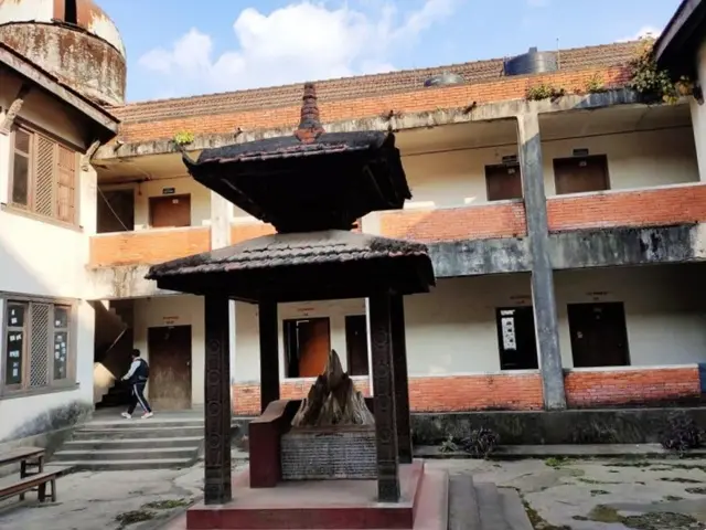 वाल्मिकी विद्यापीठको पुरानो भवनभित्र ऋषि वाल्मीकिको मूर्ति
