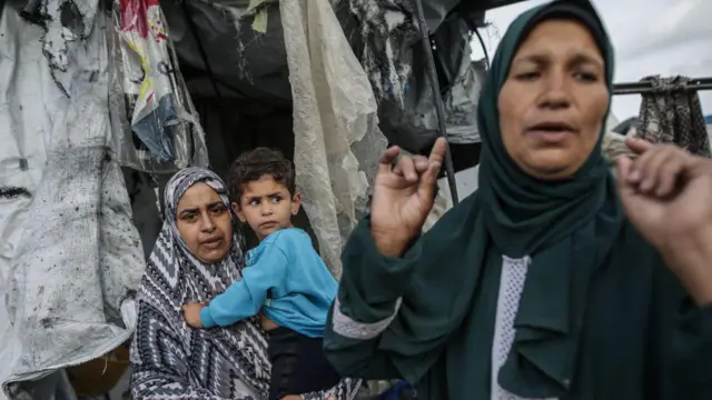Refah'ta kamp bölgesinde kalan Filistinli kadınlar kameraya isyan ediyor