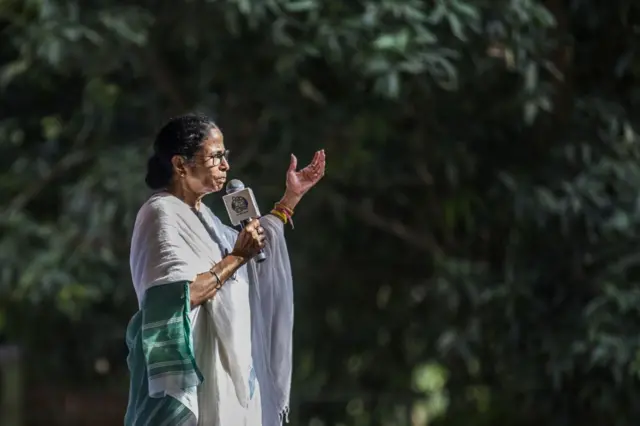 ২০১৯ সালে স্বরূপনগরে লোকসভা নির্বাচনের প্রচারে মমতা ব্যানার্জী