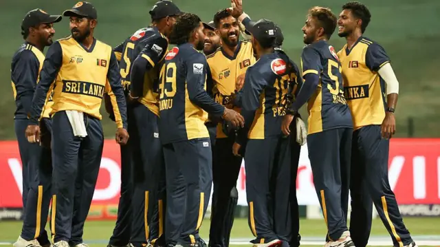 তাওহিদ হৃদয়ের উইকেট উদযাপন করছেন লঙ্কানরা