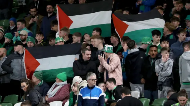 جماهير أيرلندا ترفع أعلام فلسطين