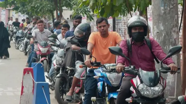 তেলের জন্য মোটরসাইকেলের দীর্ঘ সারি