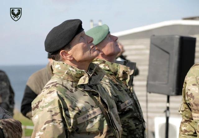 Україна може багато чого навчити європейців у справі збиття дронів. На фото - іноземні військові спостерігають за тим, як українські військові збивають дрон в небі над Данією 1 жовтня 2025 року