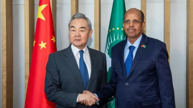 ምኒስተር ጉዳያት ወጻኢ ቻይና ዋንግ ዪን ኣቦ መንበር ኮሚሽን ሕብረት ኣፍሪቃ ማሕሙድ ዓሊ ዩሱፍን 