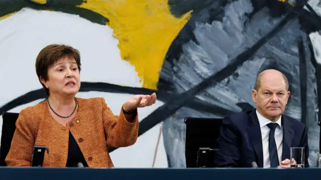 Kristalina Georgieva (kiri), Direktur Pelaksana Dana Moneter Internasional (IMF), dan Kanselir Jerman Olaf Scholz (kanan), berbicara kepada media setelah pembicaraan di Kanselir pada 29 November 2022
