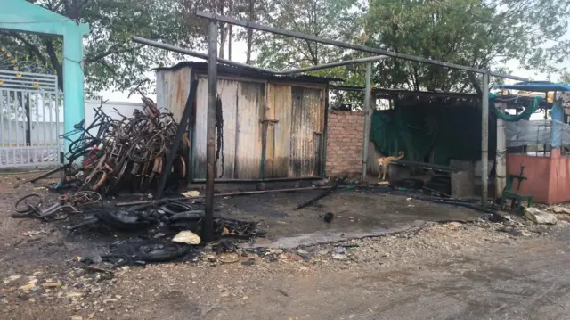 తగలబడిన దుకాణం ఫోటో