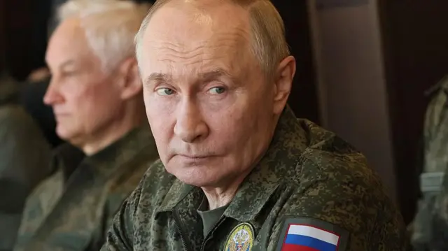 Президент Росії Володимир Путін оглядає спільні російсько-білоруські військові навчання "Запад-2025" на полігоні в Нижньогородській області 16 вересня 2025 року.