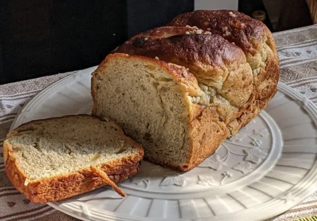 レモンとアールグレイの茶葉を練り込んだブリオッシュが白い皿の上に乗っている。