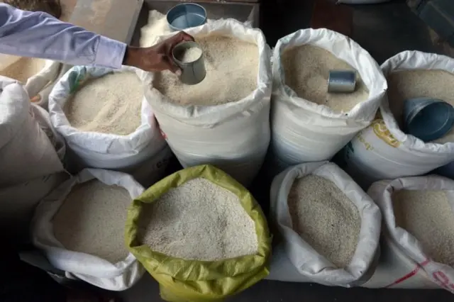 बजारमा बेच्न राखिएका विभिन्न किसिमिका चामल