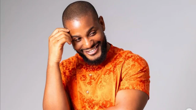 Alex Ekubo fi ọwọ sori, o n rẹrin-in, o kọ oju si ẹgbẹ