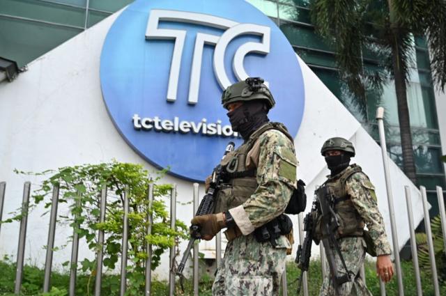 Militares em frente a um logotipo da TC Televisión