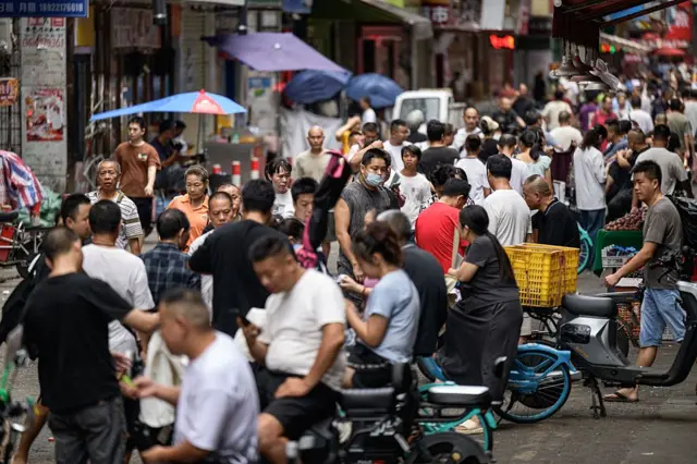 Pada pertengahan 2025, diperkirakan populasi China mencapai sekitar 1,416 miliar jiwa.