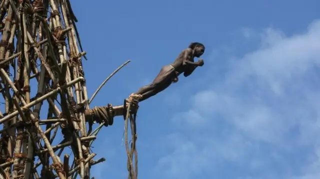 वानुअतुमधील नांगोल या परंपरागत लँड डायव्हिंगच्या धार्मिक विधीमधून बंजी जम्पिंग या साहसी खेळाचा जन्म झाला आहे, वर असलेल्या फोटोत वानुअतुमधील नांगोलमध्ये भाग घेताना एक व्यक्ती दिसतो आहे