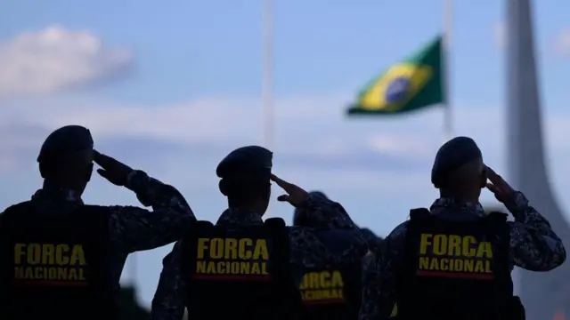 Integrantes da Força Nacional fazem a segurança da Praça dos Três Poderes após manifestaçãoapoiadores do ex-presidente Jair BolsonaroBrasília,17janeiro2023