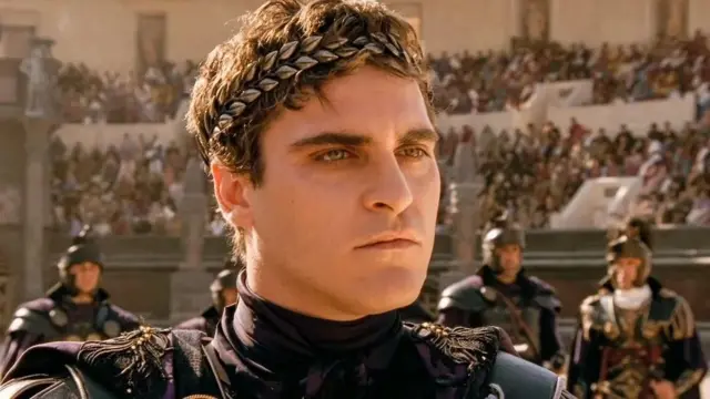 فينيكس في دور الإمبراطور كومودوس في فيلم (المصارع)