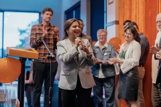 ਸੁਨੀਤਾ ਧੀਰ ਲਗਭਗ ਪਿੱਛਲੇ ਤੀਹ ਸਾਲਾਂ ਤੋਂ ਕੈਨੇਡਾ 'ਚ ਰਹਿ ਰਹੇ ਹਨ