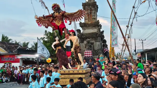 Warga Desa Balinuraga mengadakan pawai satu hari sebelum Nyepi, pada Rabu (18/03).