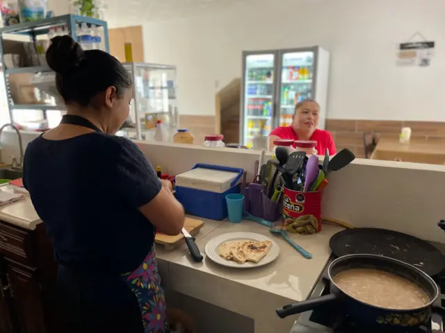 Liszt Hyde González, "Liszy", con Anita en el comedor Lupita, México.