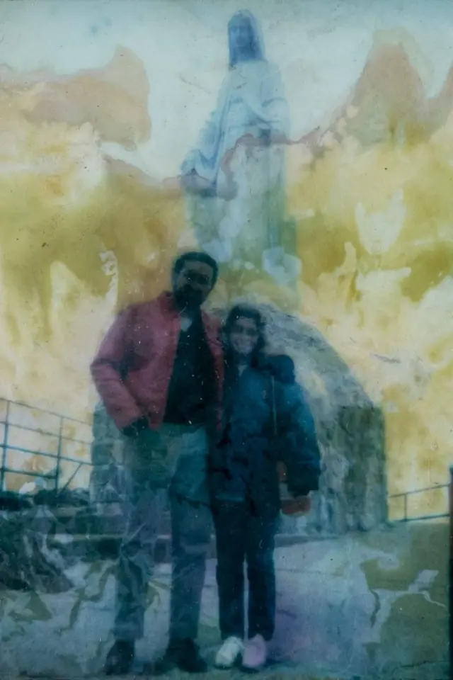 Les photos des migrants sont conservées dans des albums à leur domicile.