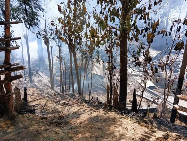 မနေ့ အောက်တိုဘာ ၈ရက် ညောင်ကားယားရွာ မီးရှို့ခံရတဲ့မြင်ကွင်း။