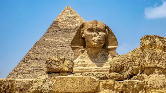 په جیزه کې د ابوالهول مجسمه او شا ته یې د څلورمې کورنۍ د پاچا (خع-ف-رع) هرم