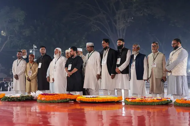 د بنګله دېش جماعت اسلامي ګوند امیر د مورنۍ ژبې شهیدانو یادګار ته درناوی وړاندې کړ.