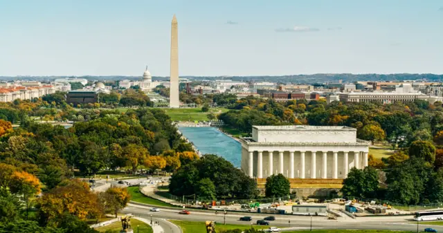 صورة تظهر نُصب لنكولن التذكاري ومن خلفه متنزه "ناشونال مول" في العاصمة الأمريكية.