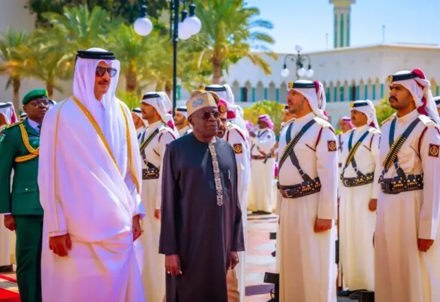 Tinubu n kọja laarin awọn ọmọ ogun Qatar