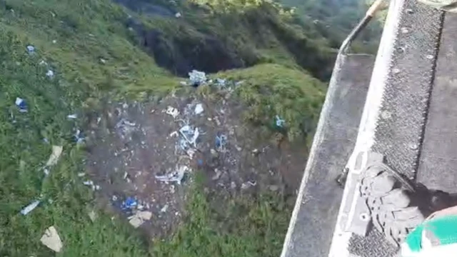 Kepingan pesawat ATR 42-500 yang jatuh di Gunung Bulusaraung.