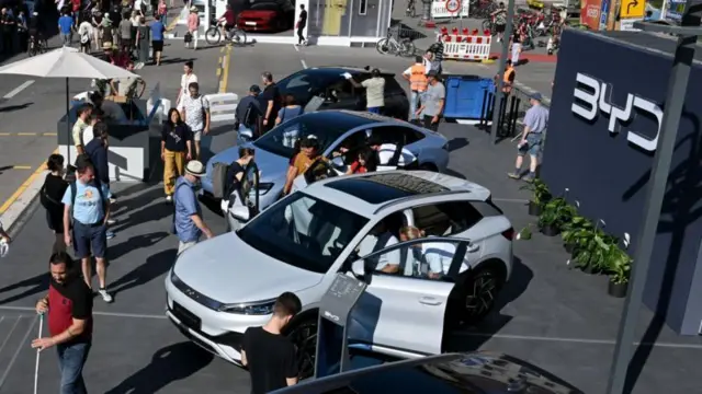 Кытайда көп жылдар бою эң популярдуу бренд Volkswagen болгон эле, азыр BYD болуп калды. Ал эми немистер өткөн аптада Мюнхендеги көргөзмөдө кытайлык унааларды көрүп чыгышты.