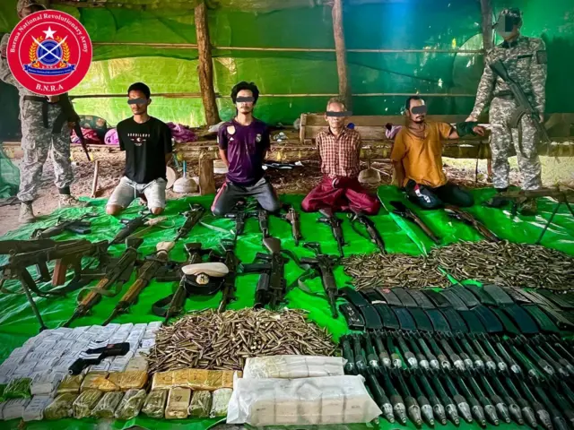  ပုလဲတိုက်ပွဲ ၄ ရက်တာအတွင်း ဖမ်းဆီးရမိခဲ့တဲ့ စစ်ကောင်စီတပ်ဖွဲ့ဝင်တွေနဲ့ သိမ်းဆည်းရမိခဲ့တဲ့ လက်နက်ခဲယမ်းတွေလို့ BNRA ထုတ်ပြန်လာတဲ့ပုံ