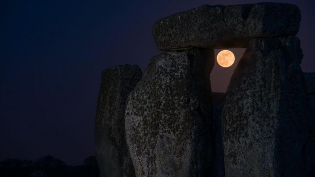 Noite com parte de Stonehenge e da Lua visíveis