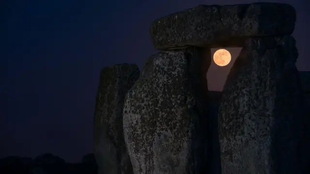 Noite com partejogos que ganham dinheiro na horaStonehenge e da Lua visíveis