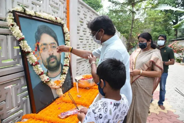 दुर्गा सोरेन की तस्वीर पर माल्यार्पण करते हेमंत सोरेन. साथ हैं सीता सोरेन.
