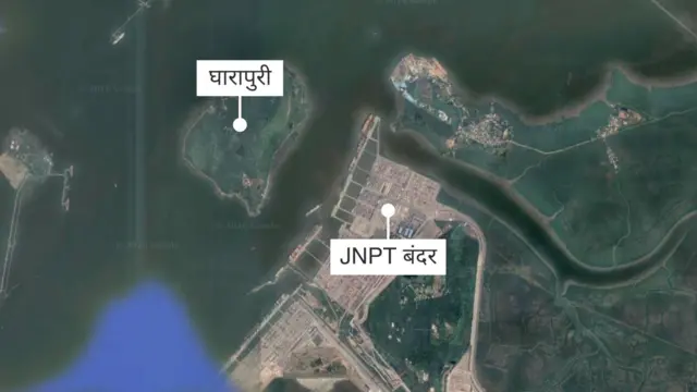 घारापुरीच्या एका बाजूला मुंबईचा किनारा आहे, दुसऱ्या बाजूला आजचं आंतरराष्ट्रीय बंदर आहे, जेएनपीटी.