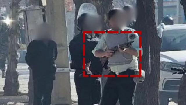 یک نیروی پلیس در شهر لردگان با شتگان در دست - دی ۱۴۰۴