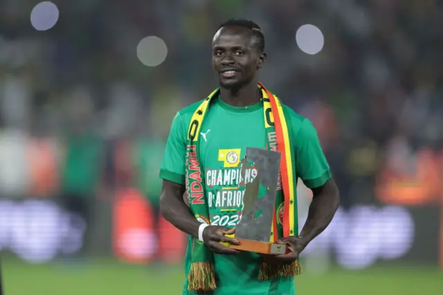 L'attaquant sénégalais Sadio Mané pose avec le trophée de meilleur joueur du tournoi après la victoire du Sénégal face à l'Égypte en finale de la Coupe d'Afrique des Nations (CAN) 2021, au Stade d'Olembe de Yaoundé, le 6 février 2022. 