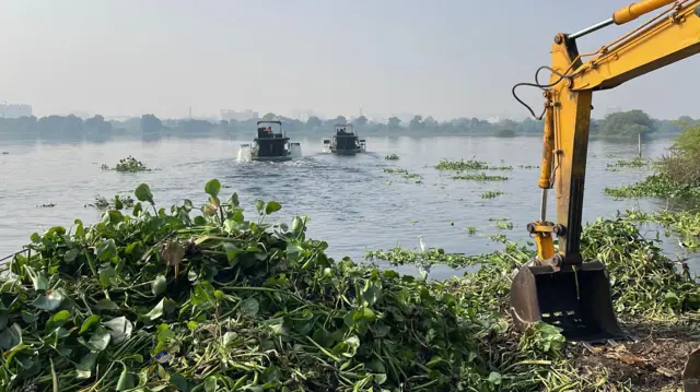 આજી-2 ડૅમમાંથી 25 નવેમ્બર, 2025ના રોજ જળકુંભી કાઢવાની ચાલી રહેલ કામગીરી