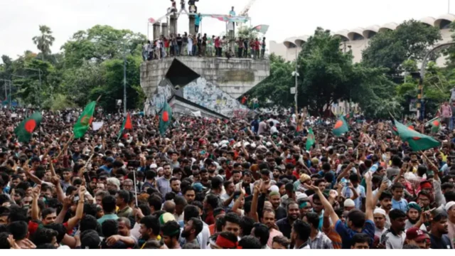 Happy crowds enter di streets for Bangladesh, to celebrate di departure of long-term Prime Minister Sheikh Hasina