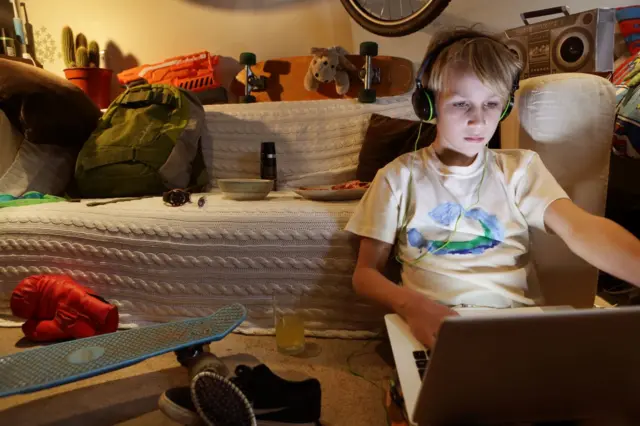 "හැබැයි වෙන ම කාමරයක් දෙනවා කියන්නේ අනවශ්ය විදිහට පරිගණක, ස්මාර්ට් ජංගම දුරකතන වගේ මෙවලම් අතට දෙන එක නෙවෙයි. ඒවා භාවිතයේදී දෙමාපියන් ගොඩක් සැලකිලිමත් වීම අවශ්යයි. නැත්නම් පරිගණක ක්රීඩාවලට ඇබ්බැහි වීම වැනි දේවල්වලට යොමු වීමේ අවදානමක් තියෙනවා. කාමරයක් දෙනවා නම් දරුවාට ස්වාධීන වෙන්න අවස්ථාවක් ලබා දෙන ගමන් ඒ දරුවාගේ ආරක්ෂාව ගැනත් දෙමාපියන් විමසිලිමත් විය යුතුයි"