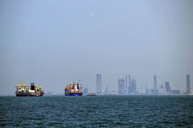 துபை அருகே உள்ள வணிக கப்பல்கள்