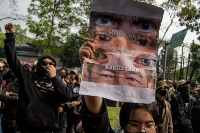 Massa yang tergabung dalam aliansi mahasiswa dan masyarakat berunjuk rasa di depan Gedung DPRD Jawa Barat, Bandung, Jawa Barat, Kamis (22/8/2024).